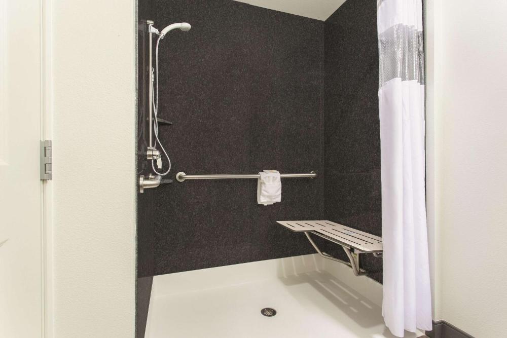 King Room with Bath Tub - Mobility Accessible/Non-Smoking interior